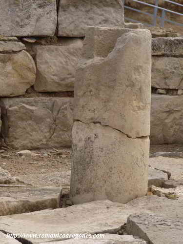 PIEDRA CILNDRICA DE SUJECIN DEL ALTAR